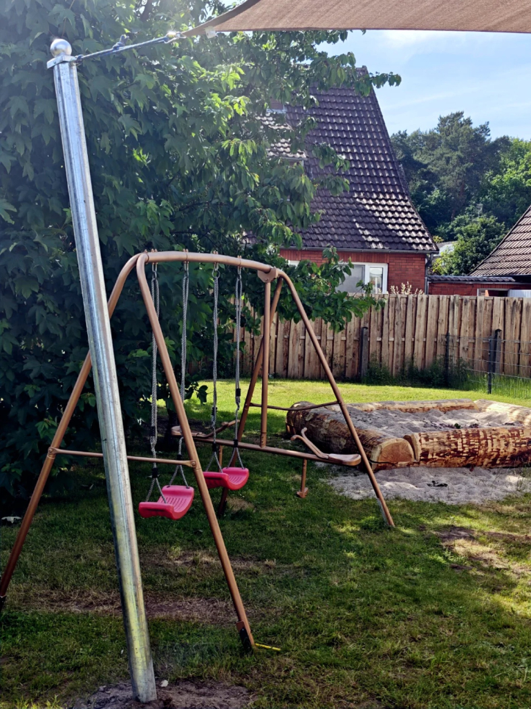 Haus zur Zukunft – Sandkasten und Schaukel